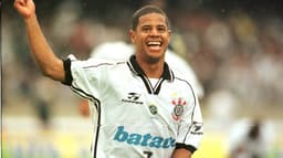 Marcelinho Carioca comemora gol pelo Corinthians na final de 1999