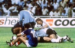 Alemanha 3 (5) x (4) 3 França - Copa do Mundo de 1982 - A disputa de pênaltis nas Copas foi introduzida em 1978, mas a primeira decisão ocorreu somente em 82. Após um jogão na semifinal, franceses e germânicos decidiram nos penais e a vaga na grande final da Copa realizada na Espanha foi para a Alemanha