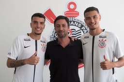 Atacante Bruno Xavier (à esquerda) e meia Thiaguinho com o diretor de futebol Duílio Monteiro Alves