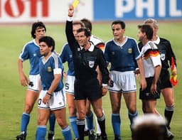 Em 90, Argentina ficou atrás de Camarões e Romênia no grupo, mas chegou à decisão contra a Alemanha