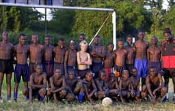 John Guidetti, aos 10 anos, em meio aos seus companheiros de futebol no Quênia