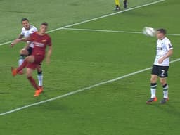 James Milner leva bolada durante Roma x Liverpool