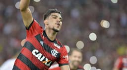 Flamengo venceu o Internacional por 2 a 0 e segue líder&nbsp;