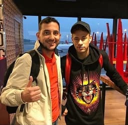 Fã registra desembarque de Neymar no Brasil