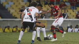 Linha defensiva do Vasco mostrou evolução no jogo diante do Flamengo. Confira a seguir a galeria LANCE!