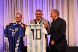 Presidente da Afa, Claudio Tapia, posa ao lado do embaixador de Israel na Argentina, Ilan Sztulman