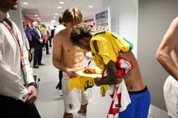 Neymar assina camisa para Modric no vestiário de Anfield