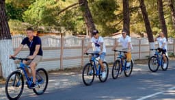 Jogadores da Espanha passeiam de bicicleta