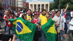 Russo tirando foto com os torcedores brasileiros
