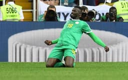Mbaye Niang festeja gol contra a Polônia na Copa do Mundo