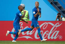 Brasil x Costa Rica - Douglas Costa e Neymar