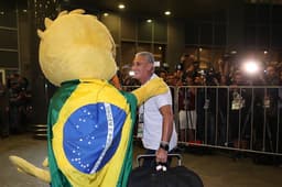 Brasil, assim como em São Petersburgo, foi recepcionado por centenas de torcedores na porta do hotel