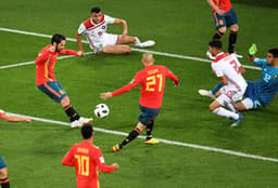 A Espanha garantiu o primeiro lugar do grupo no empate por 2 a 2 com Marrocos