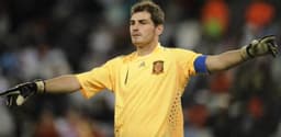 Casillas sofreu um infarto, nesta quarta-feira e preocupou o mundo do futebol. O espanhol está com o estado de saúda estável, mas vai perder o restante da temporada. Considerado um dos maiores goleiros de todos os tempos, a carreira de Casillas é cheia de momentos icônicos e títulos