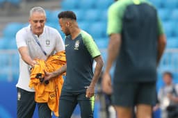Vai que é sua! Neymar recebe colete de Tite em treino em Samara: chance para brilhar