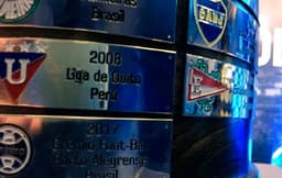 Placa descritiva sobre o título da Libertadores de 2008