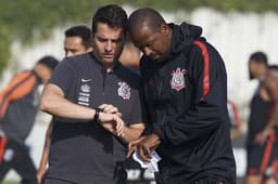 Osmar Loss e o auxiliar Fabinho, em treino do Corinthians