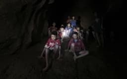 Time de jovens preso em caverna na Tailândia