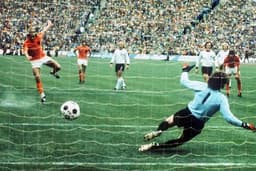 1974 - A Alemanha sediou sua primeira Copa do Mundo em 1974 e os anfitriões chegaram à final, contra a Holanda. O inglês John Keith Taylor apitou a decisão e viu aos alemães vencerem por 2 a 1, no estádio Olímpico de Munique.