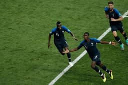 Pogba sai para comemorar o terceiro gol francês na final