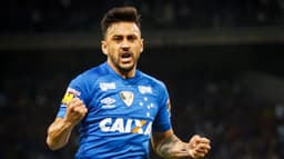 Prestes a completar 100 jogos pelo Cruzeiro, Robinho valoriza classificação às quartas de final na Copa do Brasil