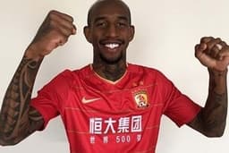 Anderson Talisca com a camisa do Guangzhou Evergande