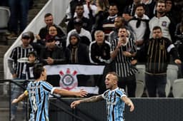 Com brilho de Everton (à direita), o Grêmio bateu o Corinthians por 1 a 0 e agora está a apenas dois pontos do líder São Paulo - que tem um jogo a menos. O atacante foi o grande nome do Tricolor no duelo. Veja notas para o Grêmio&nbsp;(Por Alê Guariglia - superraiox@lancenet.com.br)