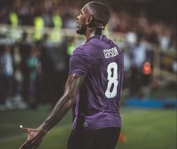 Gerson celebra gol no primeiro jogo oficial pela Fiorentina