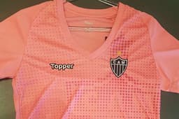 Topper lança a camisa para o Outubro Rosa, numa ação diferente do clube, que chegou a ter uma camisa rosa de treinamento, em 2010