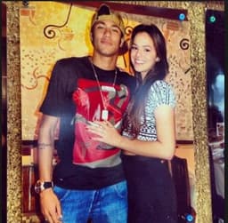 O ínicio. Bruna Marquezine e Neymar apareceram juntos pela primeira vez em&nbsp;outubro de 2012, mas só assumiram o namoro no ano seguinte. Na época, ele era jogador do Santos e tinha 21 anos e a atriz tinha apenas 17