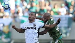 Arthur Cabral disputa lance com Felipe Melo: atacante fez o gol do Ceará no Pacaembu