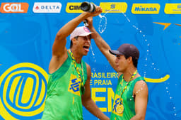 Guto comemora medalha de ouro com Saymon (esq) no pódio da etapa