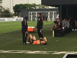 Thiaguinho machucado em treino do Corinthians