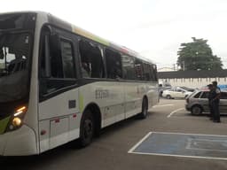 Ônibus que levava a torcida do Botafogo teve janelas quebradas na confusão