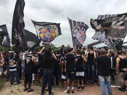 Torcedores em protesto no CT do Corinthians