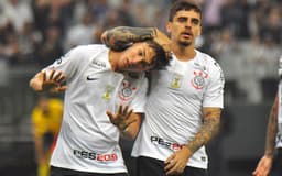 Os ex-vascaínos Mateus Vital e Fagner comemoram o gol do Corinthians