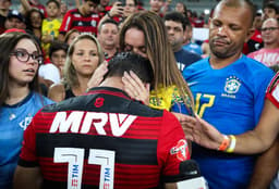 Lucas Paquetá recebe o carinho após sua despedida no Maracanã