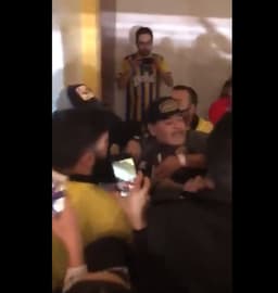Maradona tenta agredir torcedores