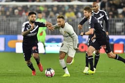 Neymar deixou sua marca no empate de 2 a 2 do PSG com o Bordeaux. No entanto, o brasileiro deixou a partida no início do segundo tempo com dores na coxa direita