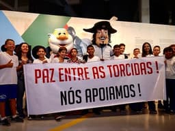 Mascotes do São Paulo e do Corinthians surpreenderam os garotos