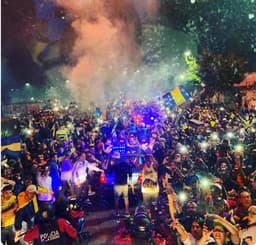 Torcida Boca Juniors faz festa no embarque do time