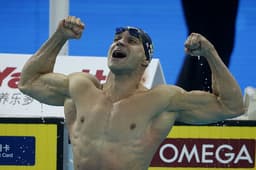 Nicholas Santos é bicampeão nos 50m borboleta do Mundial de piscina curta