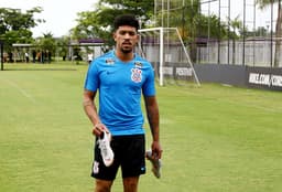 Douglas, jogador do Corinthians durante treino no C.T. Joaquim Grava, nesta sexta-feira (04)