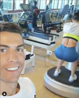 Cristiano Ronaldo treina com mulher e filho