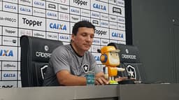 Zé Ricardo na primeira coletiva do Botafogo em 2019. Confira a seguir outras imagens na galeria do LANCE!
