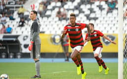 Bruno Henrique, estreante deste sábado, fez os dois gols da virada do Flamengo sobre o Botafogo. Veja galeria LANCE!