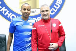Willians ao lado do treinador do Al Khor, o francês Jean Fernandez