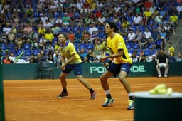 Nem a vitoriosa dupla Bruno Soares e Marcelo Melo evitou a eliminação do tênis brasileiro na Copa Davis-2019 (Crédito: Luiz Candido/CBT)