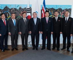 O presidente do COI, Thomas Bach, entre os representes das Coreias do Norte e do Sul, antes da reunião para tratar das equipes unificadas da Coreia para Tóquio-2020 (Crédito: Greg Martin/COI)
