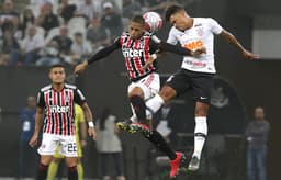 Everton, ao fundo, observa disputa de bola entre o zagueiro Bruno Alves e o volante Júnior Urso, do Corinthians